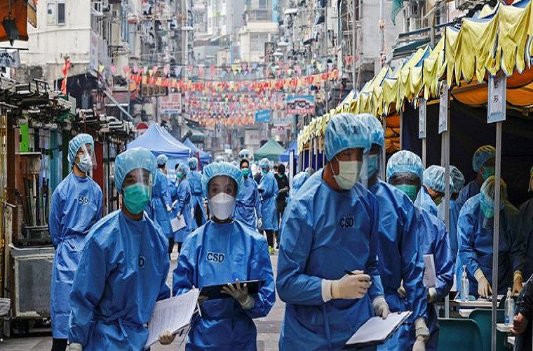 Chính quyền Hong Kong yêu cầu tất cả mọi người trong khu vực phải thực hiện xét nghiệm trong ngày. Những người có kết quả âm tính có thể ra khỏi nơi phong toả để đi làm từ 6h sáng ngày 25/1.