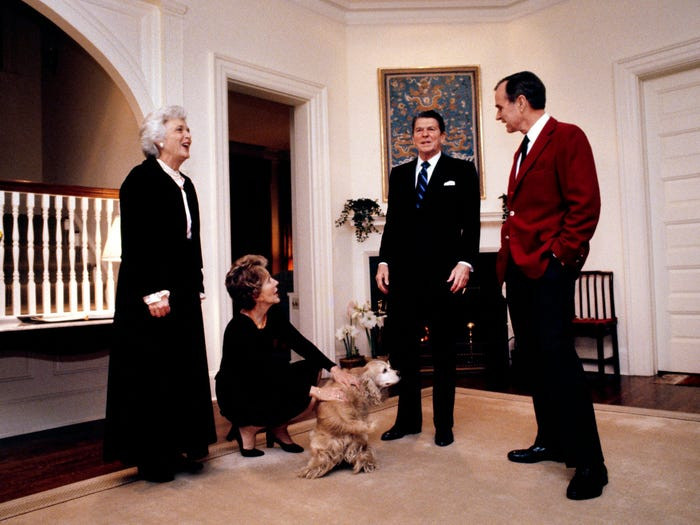 Sau ông Walter Mondale, các Phó Tổng thống Mỹ sau đó đều sống trong dịnh thự này khi tại nhiệm. Ảnh: Ông Ronald Reagan và phu nhân, Nancy Reagan, thăm Phó Tổng thống Mỹ khi đó là ông George H.W. và phu nhân, Barbara, tại Đài quan sát số 1 hồi năm 1981.