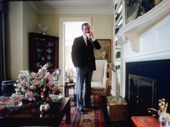 Ông George H.W. Bush trả lời điện thoại tại dinh thự của Phó Tổng thống Mỹ vào khoảng năm 1983.