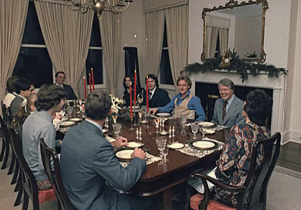 Năm 1974, Quốc hội chỉ định Đài quan sát số 1 là nơi ở của Phó Tổng thống Mỹ. Tuy nhiên, mãi đến năm 1977, Phó Tổng thống mới chính thức sống toàn thời gian ở đây. Ông Walter Mondale là Phó Tổng thống Mỹ đầu tiên chuyển vào ngôi nhà này.