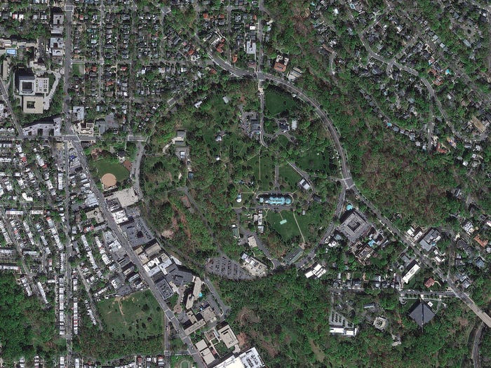 Dinh thự 3 tầng này được xây dựng vào năm 1893 nằm ở khu vực phía đông bắc của Đài thiên văn Hải quân Mỹ tại thủ đô Washington.