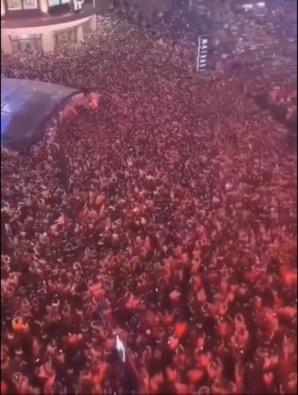 Bức ảnh chụp đám đông tập trung đón năm mới trên đường phố Vũ Hán được chia sẻ trên mạng xã hội.