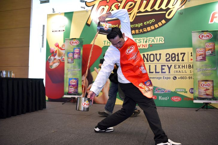 Đồ uống yêu thích của người Malaysia là Teh Tarik, một loại trà pha với sữa được rót khéo léo từ bình này sang bình khác để tạo ra lớp bọt ở phía trên. Thậm chí còn có cuộc thi về cách pha trà ở nước này.