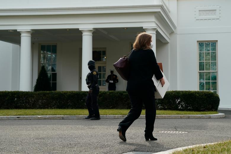 Cảnh nhân viên tất bật dọn đồ rời Nhà Trắng - Hình 5 Canh nhan vien tat bat don do roi Nha Trang-Hinh-5