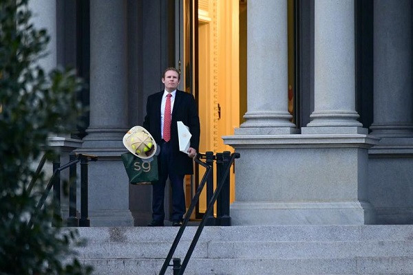 Cảnh nhân viên tất bật dọn đồ rời Nhà Trắng - Hình 2 Canh nhan vien tat bat don do roi Nha Trang-Hinh-2