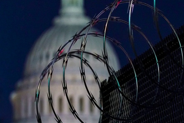 Canh sat Capitol de xuat xay hang rao vinh vien sau vu bao loan 6/1