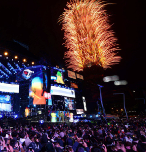 Người dân tại thành phố Đài Bắc (Đài Loan, Trung Quốc) theo dõi pháo hoa bắn ra từ tòa nhà Taipei 101 trong đêm giao thừa. Ảnh: Reuters.