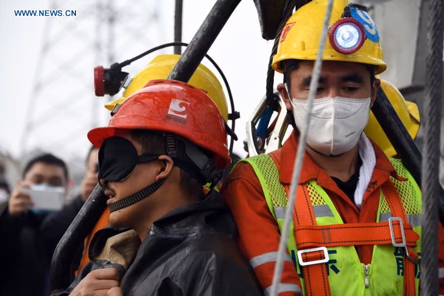 Trong khi đó, ít nhất một thợ mỏ còn mắc kẹt được xác định đã tử vong.