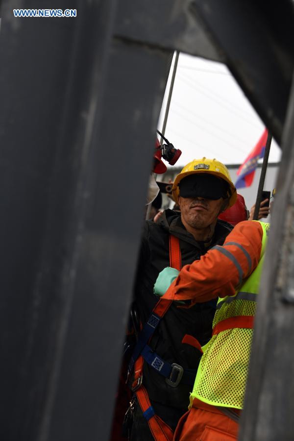 Ngoài thợ mỏ đầu tiên được giải cứu trong tình trạng sức khỏe yếu, có một thợ mỏ khác bị thương.