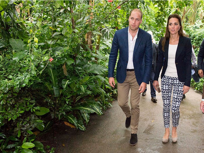 Vợ chồng Công nương Kate Middleton trong chuyến thăm Cornwall hồi năm 2016. Cô diện chiếc áo Blazer đơn giản kết hợp với quần Gap.