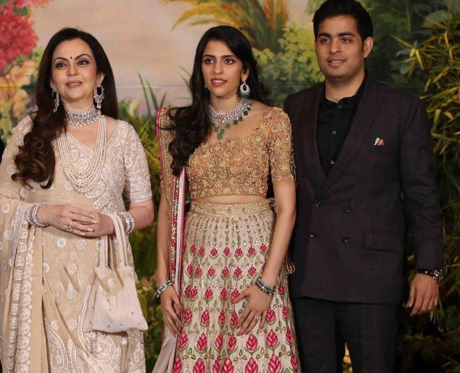 Bà Nita lớn lên trong một trung lưu, không xuất thân giàu có như chồng, nên điều đầu tiên bà dạy cho các con là giá trị của đồng tiền. Mặc dù sinh ra trong gia đình giàu thứ hai châu Á, Anant, Isha và Akash đều chỉ nhận được một khoản tiền tiêu vặt ít ỏi mỗi ngày, đủ để mua một vài món ăn vặt ở canteen trường. Số tiền rơi vào khoảng 5 rupee (0,07 USD), thậm chí chỉ bằng một nửa so với những bạn học khác.