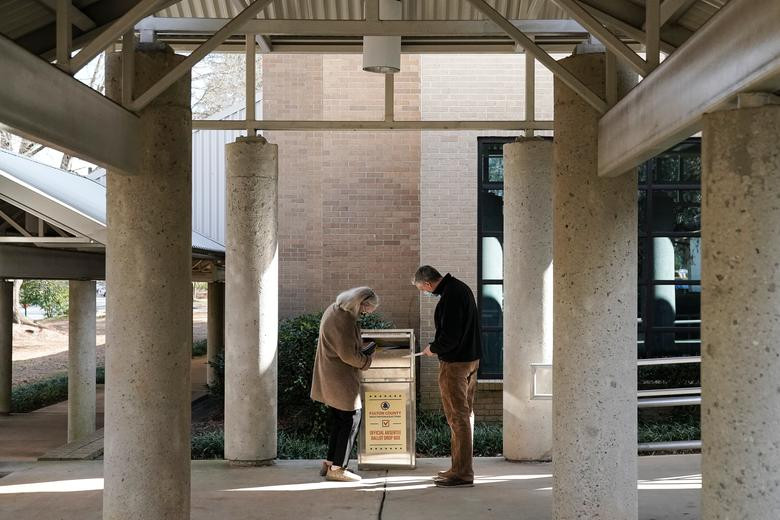 Cử tri đi bỏ phiếu tại Sandy Springs hôm 5/1.