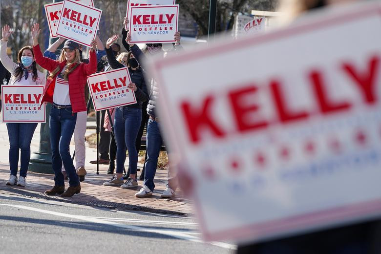 Các cuộc thăm dò dư luận cho thấy, hai thượng nghị sĩ đương nhiệm của đảng Cộng hòa là Kelly Loeffler và David Perdue có tỷ lệ ủng hộ tương đương với hai đối thủ của Đảng Dân chủ là Raphael Warnock và Jon Ossoff.