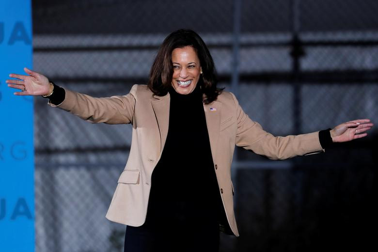 Được biết, Đảng Cộng hòa cần phải thắng ít nhất một ghế để bảo đảm ưu thế đa số tại Thượng viện Mỹ. Trong khi đó, Đảng Dân chủ cần cả 2 ứng viên giành chiến thắng để có thể cân bằng tỉ lệ 50-50 ở Thượng viện. Bà Kamala Harris (ảnh), người dự kiến nhậm chức Phó Tổng thống Mỹ vào ngày 20/1 tới, sẽ là người có lá phiếu quyết định trong trường hợp cuộc bỏ phiếu cho kết quả hòa.