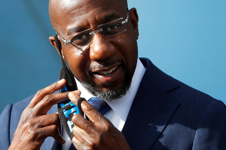 Các quan chức bang Georgia dự kiến, kết quả cuộc bầu cử Thượng viện ở Georgia sẽ có vào sáng 6/1 (giờ địa phương). Tuy nhiên, ngày 5/1, ông Gabriel Sterling, người quản lý triển khai hệ thống bỏ phiếu của Văn phòng Thư ký bang Georgia, cho biết có thể phải mất một vài ngày mới có kết quả cuối cùng. Trong ảnh là ứng viên Raphael Warnock.