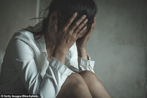 Phan no vu co gai bi cuong hiep tap the giua ban ngay