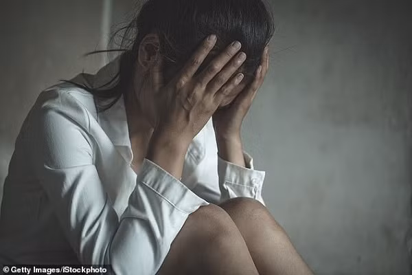 Phan no vu co gai bi cuong hiep tap the giua ban ngay