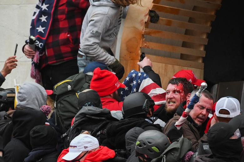 Toàn cảnh vụ bạo loạn ở Điện Capitol trong "ngày định đoạt" - Hình 5 Toan canh vu bao loan o Dien Capitol trong