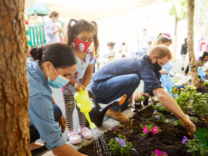 Ngày 31/8, vợ chồng Công nương Meghan Markle trồng hoa tưởng niệm ngày mất của cố Công nương Diana - mẹ ruột của Hoàng tử Harry.