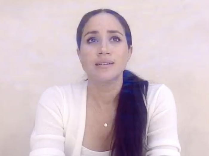 Ngày 4/6, Công nương Meghan Markle quay một đoạn video nói về cái chết của người da màu George Floyd ở Mỹ. Ngày 20/6, vợ chồng Hoàng tử Harry cắt đứt mối quan hệ với công ty luật của gia đình Hoàng gia Anh.