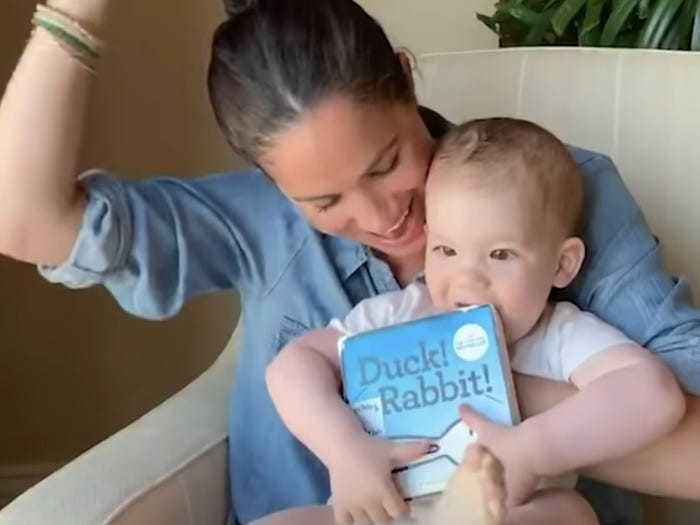 Ngày 6/5, Hoàng tử Harry và vợ chia sẻ một đoạn video về bé Archie, con trai của họ, nhân dịp sinh nhật 1 tuổi của bé.