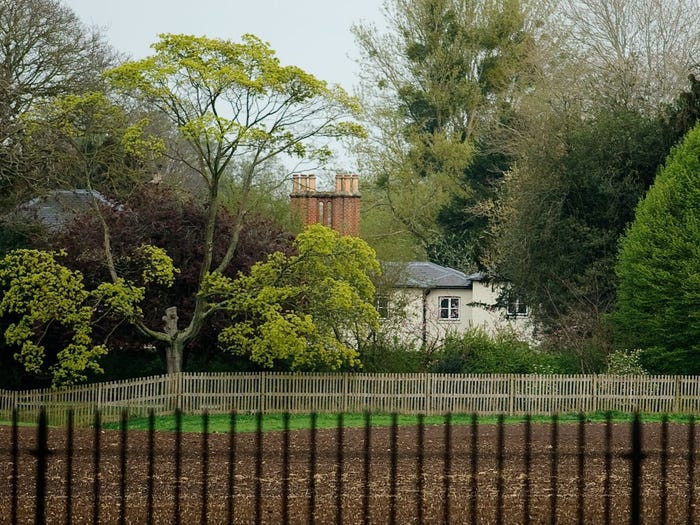 Vài ngày sau, nguồn tin cho biết, vợ chồng Harry đã trả lại Anh 3 triệu USD số tiền mà họ từng sử dụng để sửa sang lâu đài Frogmore.