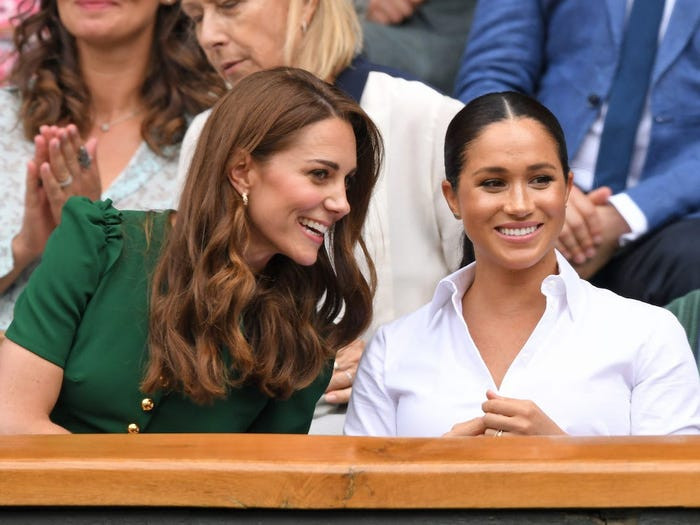 Ngày 4/8, Hoàng tử William, Công nương Kate Middleton (trái) và Nữ hoàng Anh Elizabeth II đã gửi lời chúc mừng sinh nhật tới Công nương Meghan Markle (phải) qua mạng xã hội.