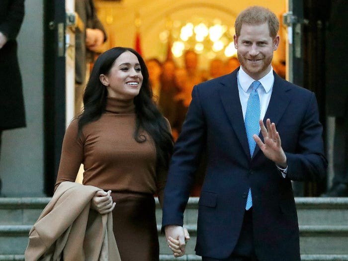 Ngày 8/1/2020, Hoàng tử Harry và Công nương Meghan bất ngờ thông báo rằng họ sẽ rút khỏi vai trò là các thành viên cấp cao của Hoàng gia Anh. Vợ chồng Hoàng tử Harry chính thức rời khỏi Hoàng gia Anh và từ bỏ các nhiệm vụ hoàng gia từ tháng 4/2020. (Nguồn ảnh: Insider)