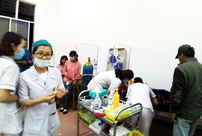 Hon 130 nguoi nhap vien nghi ngo doc thuc pham tiec cuoi