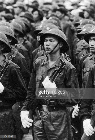 Bộ đội tham gia chiến dịch duyệt đội ngũ.