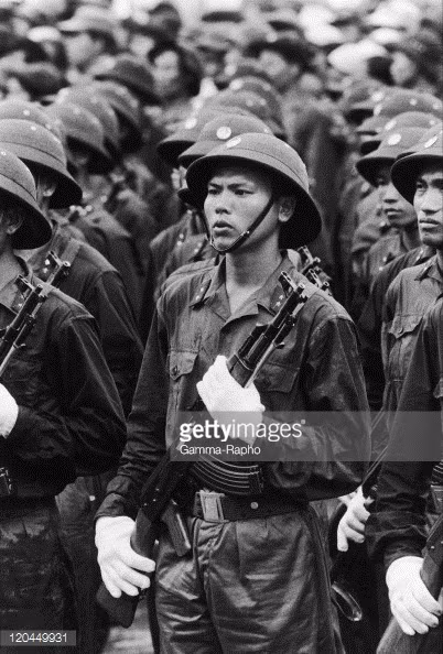 Bộ đội tham gia chiến dịch duyệt đội ngũ.