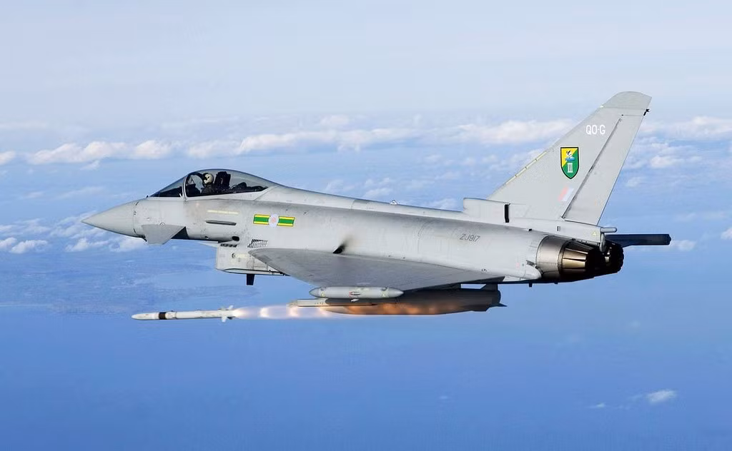 Typhoon có khả năng mang nhiều vũ khí khác nhau như tên lửa không đối không ASRAAM, AIM-120, AIM-9, bom thông minh Paveway, JDAM, tên lửa không đối đất Brimstone, Taurus KEPD 350, Storm Shadow. Tổng tải trọng vũ khí khoảng 7,5 tấn.