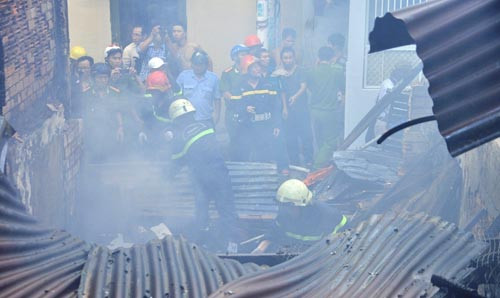 Chay o TP HCM, 3 can nha bi thieu rui-Hinh-5