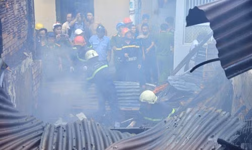 Chay o TP HCM, 3 can nha bi thieu rui-Hinh-5