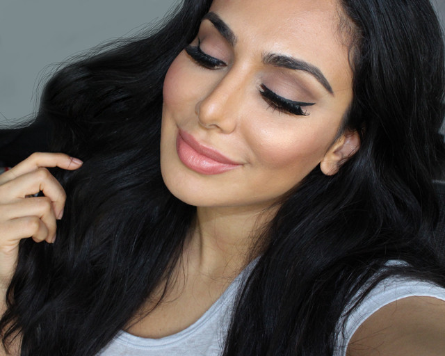 5. Chọn son theo màu tóc + tông da: - Mái tóc đen, da trắng và sáng: Hợp với son màu hồng sáng, đỏ tươi, anh đào và màu mận. - Màu tóc vàng, da trắng và sáng: Hợp với son màu hồng tro, hồng nhạt, hồng sáng và đỏ tươi. - Tóc tối màu, da nâu và tối: Hợp với son màu vàng be, vàng, nâu đất và đồng.