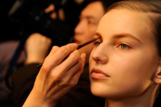 2. Xác định sắc độ da của bạn: Hiểu biết về sắc độ da sẽ giúp bạn dễ dàng trong việc lựa chọn màu son hơn. Về cơ bản, có 3 loại sắc độ da: da ấm, da lạnh và trung tính.