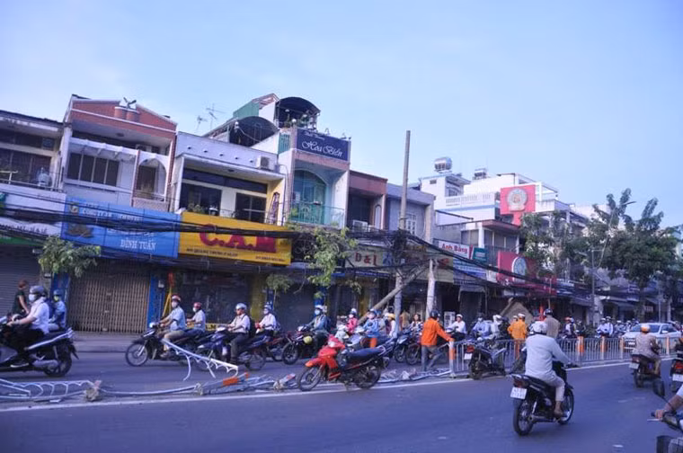 Đến gần trưa nay (10/1), hiện trường vụ tai nạn xe đầu kéo container đâm sập 2 nhà dân ở TP HCM đã được ngành chức năng giải toả, xử lý xong.