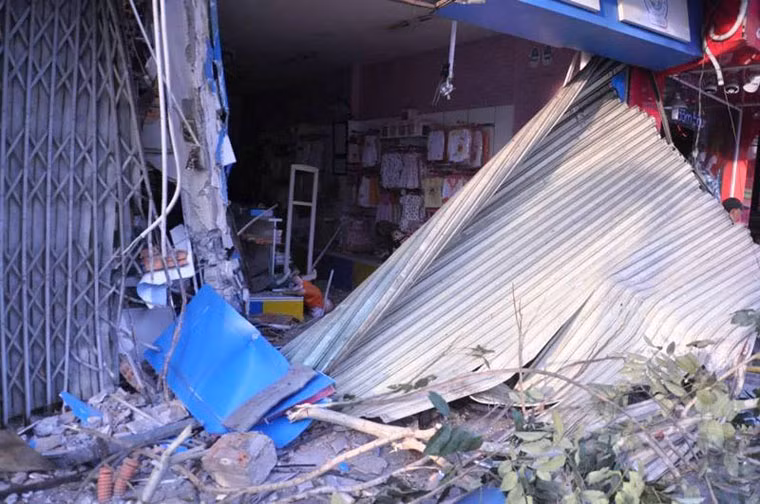 Vụ việc xe container lao vào nhà dân giữa Sài Gòn làm nhiều người đang ngồi uống cà phê gần hiện trường hốt hoảng tháo chạy, rất may không ai bị thương. Sự cố còn khiến cửa trước và bức tường 2 căn nhà bị bể đổ, hư hỏng nặng. Nhiều mét dải phân cách, 1 cột điện và 2 xe máy nằm la liệt.