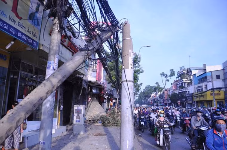 Trước đó, rạng sáng cùng ngày, xe đầu kéo container mang BKS 51C - 231.46, lưu thông trên đường hướng từ ngã 6 Gò Vấp về cầu vượt Quang Trung. Khi đến gần nút giao với đường Thống Nhất (phường 10, quận Gò Vấp, TP HCM) thì bất ngờ lao qua trái, đâm hơn 10m dải phân cách bằng sắt. Chiếc xe tiếp tục lao sang bên kia đường, đâm gãy một cột điện rồi đâm vào 2 xe máy đang dựng trên vỉa hè.