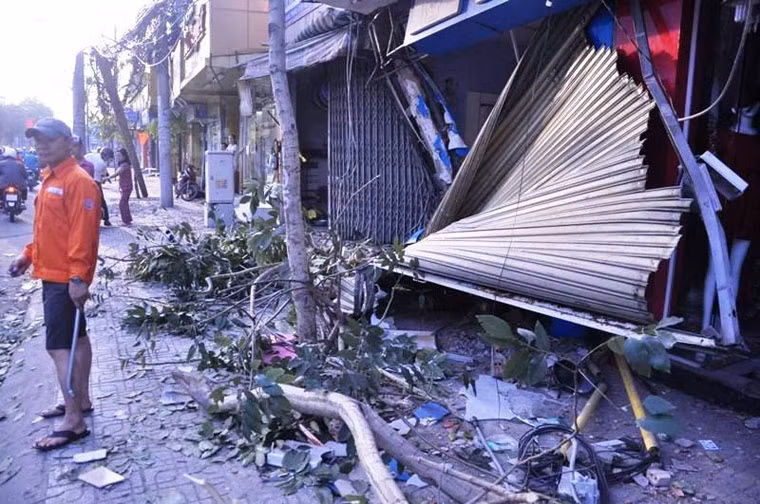 Nhiều người đang ngủ trong 2 căn nhà bị tông sập bị một phen hú vía, nhanh chóng tìm lối sau để thoát thân.