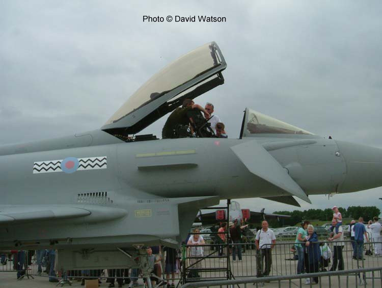 Tiêm kích Eurofighter Typhoon của không lực Hoàng gia Anh, công nghệ chế tạo máy bay của châu Âu được đánh giá là không hề thua kém, thậm chí còn trội hơn cả Mỹ, dĩ nhiên là vượt trội so với Nga, biểu hiện ở tuổi khung 8.000 giờ bay.