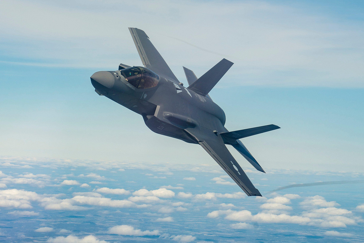 Đặt cạnh chiếc F-35 Lightning II tối tân, dễ nhận thấy tiêm kích tàng hình của Mỹ có bề mặt vô cùng hoàn hảo, trơn tru, không một chi tiết thừa và dĩ nhiên là chẳng có vết móp méo nào.
