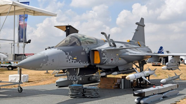 Sự lạc hậu về công nghệ và chất lượng khung vỏ của MiG-35 càng nhìn thấy rõ khi đặt cạnh chiếc JAS 39NG mới được Thụy Điển sản xuất, tuổi khung của chiếc Gripen này lên tới 10.000 giờ bay.