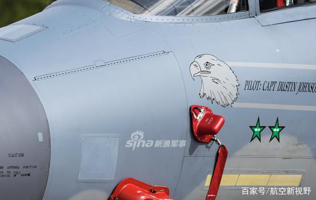 Để thấy sự khác biệt, có thể tham khảo một chiếc F-15C của Mỹra đời cách đây đã 30 năm, nó vừa trải qua quá trình kéo dài thời hạn sử dụng, dễ nhận thấy dù đã cao tuổi nhưng khung vỏ máy bay vẫn ở mức hoàn hảo hơn máy bay Nga rất nhiều.