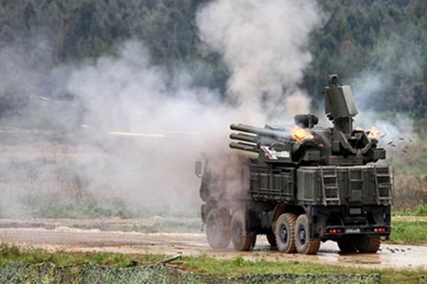 "Nếu những hệ thống tên lửa do Nga sản xuất thực sự đe dọa đến lực lượng Mỹ, chúng tôi có thừa khả năng để vô hiệu nó", một vị đại diện của Không quân Mỹ cho biết. Cùng với việc nêu kịch bản tấn công Pantsir-S1, báo Mỹ cũng chỉ ra rằng, thực tế hệ thống pháo - tên lửa phòng không của Nga không đáng sợ như giới quân sự Mỹ thường nhắc đến trong thời gian qua.