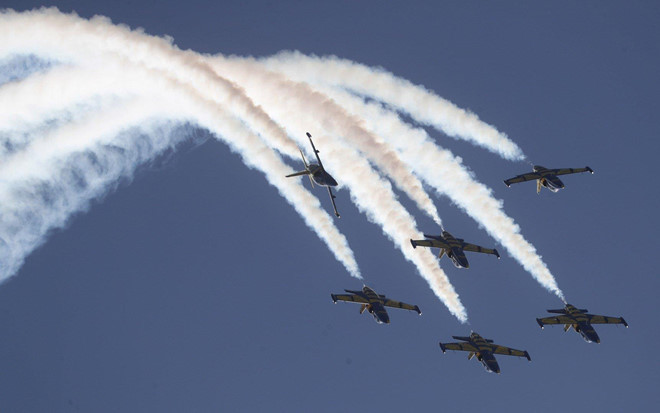 Màn nhào lộn đẹp mắt với khói trắng của các máy bay L-39C, thuộc đội bay biểu diễn Baltic Bees của Latvia. Ảnh: EFE.