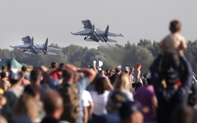 2 tiêm kích Su-30SM cất cánh trong sự háo hức của các du khách. Tiêm kích dòng Su-30 đang là chiến đấu cơ bán chạy nhất của Nga, rất nhiều quốc gia trên thế giới đã mua dòng tiêm kích này, bao gồm Việt Nam. MAKS 2019 diễn ra từ ngày 27/8 đến 1/9. Ảnh: EFE.