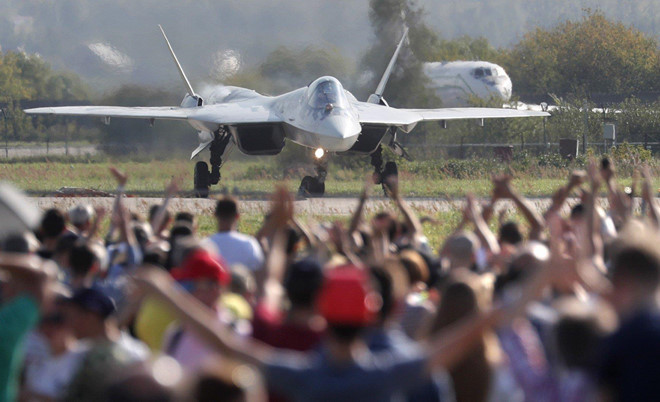 Hàng trăm du khách vẫy tay hoan hô khi tiêm kích tàng hình Su-57 hạ cánh sau khi bay biểu diễn. Su-57 là niềm tự hào của công nghiệp hàng không quân sự Nga, giúp Moscow sánh ngang với các cường quốc khác như Mỹ. Ảnh: EFE.