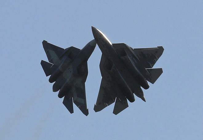 Ở góc nhìn này, 2 tiêm kích tàng hình Su-57 như đang cụng đầu vào nhau. Su-57 là tương lai sức mạnh của Không quân Nga trong thời gian tới. Ảnh: Reuters.