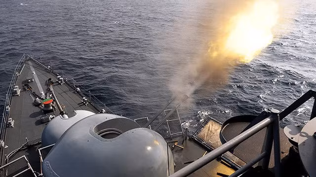 Tàu hộ vệ săn ngầm Pohang Flight III mà Việt Nam đang sở hữu có kích cỡ trung bình với chiều dài 88,3 m, chiều rộng 10 m. Con tàu này có lượng giãn nước 1.200 tấn với thủy thủ đoàn 95 người. Nguồn ảnh: Wikipedia.